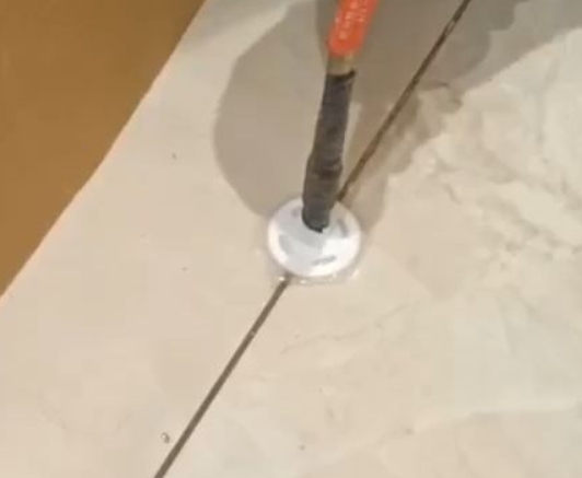 七星瓷砖空鼓维修公司专业解答瓷砖在铺贴过程中，如果没有涂抹均匀到位的粘结材料（如水泥砂浆或瓷砖胶），可能会导致以下问题